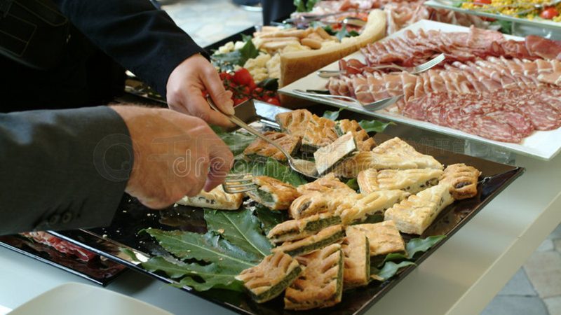休闲食品批发价格之谜：揭秘一箱多少钱的背后**